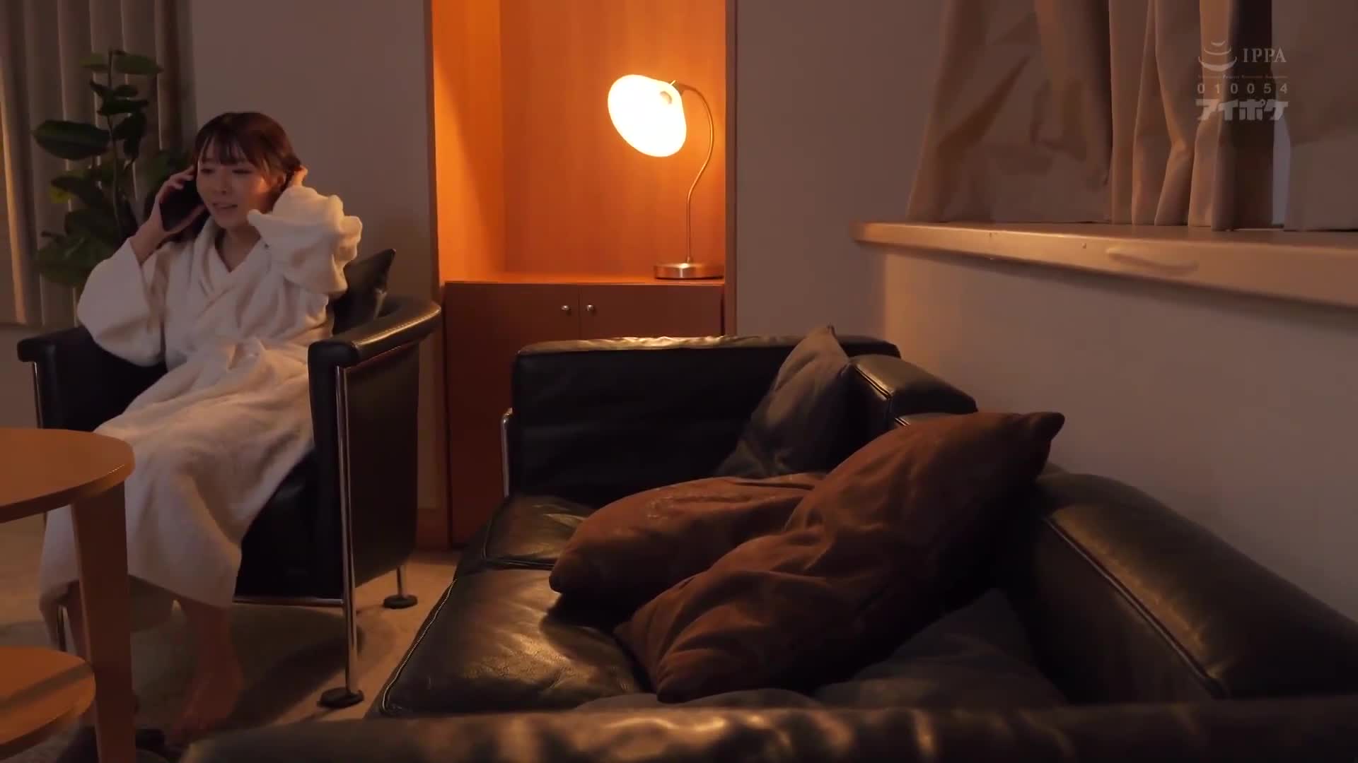 出差地點遇上記錄性豪雨，與童貞部下突然同房…被被雨淋濕的身體興奮的部下襲擊，一直到早上發生7次濕透的無限性交 海老咲碧 - AV大平台 - 中文字幕，成人影片，AV，國產，線上看