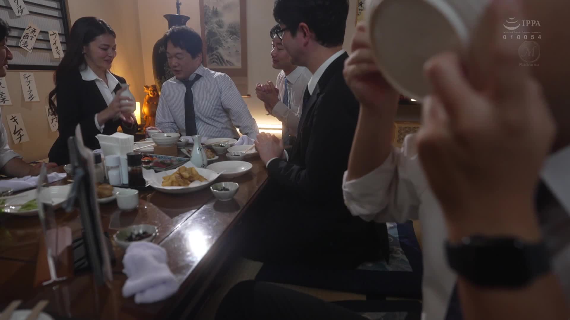 「我再也喝不下去了...」喝醉的女上司被迫穿著無防備的絲襪 橘瑪麗 - AV大平台 - 中文字幕，成人影片，AV，國產，線上看