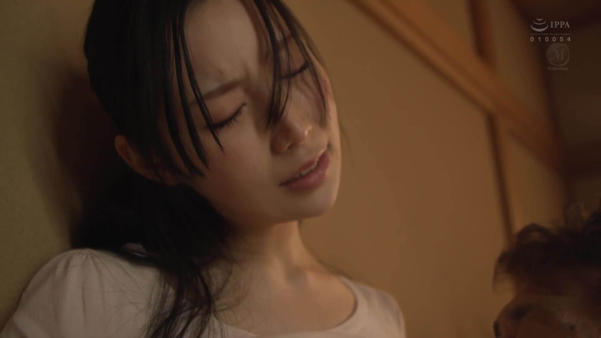 「絕對，只有3厘米而已啊...」性慾旺盛的繼父讓我有些無法自持，一時之間允許插入，竟然發現相性絕佳...我一次又一次達到高潮。朝日莉緒 - AV大平台 - 中文字幕，成人影片，AV，國產，線上看