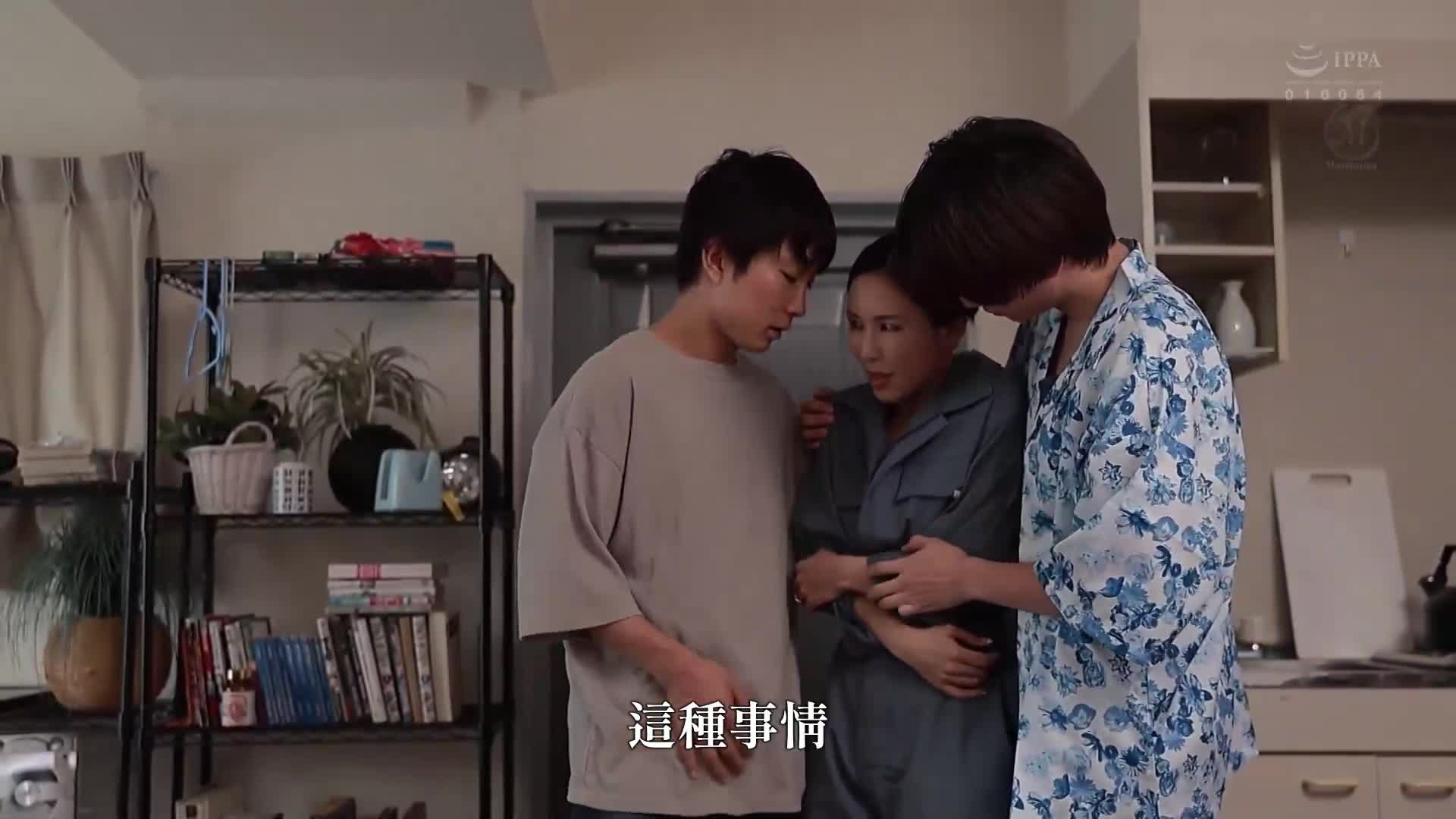 讓乳頭勃起，無意識地誘惑著我，滿身汗水的家事代行阿姨特別內射服務。水野優香 - AV大平台 - 中文字幕，成人影片，AV，國產，線上看