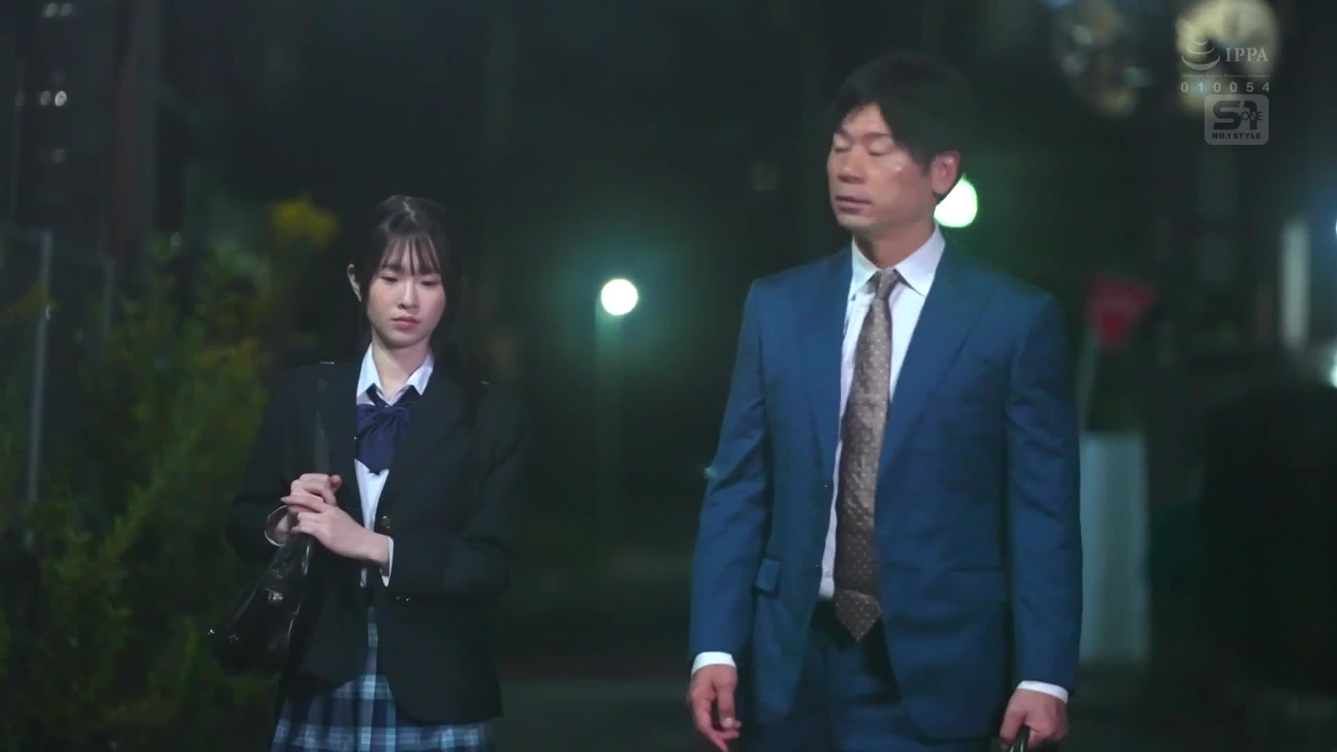 我還是十幾歲的時候，想要讓我喜歡的成年老師興奮起來...就穿著泳裝靠近他。然後他就正常地勃起了，想要插入，開始搖動腰部！太棒了！太刺激了！白上咲花 - AV大平台 - 中文字幕，成人影片，AV，國產，線上看