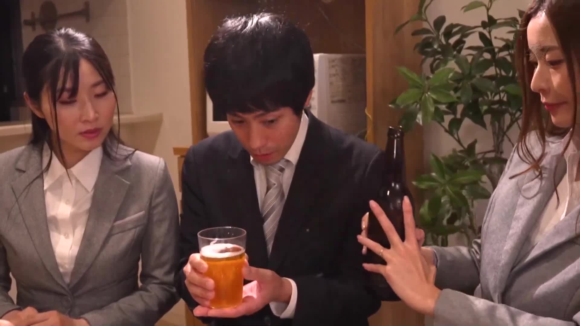 愛人相繼。在強烈的淫語實況中持續享受卑猥的高潮的人妻秘書 葵百合香 藤咲紫。 - AV大平台 - 中文字幕，成人影片，AV，國產，線上看