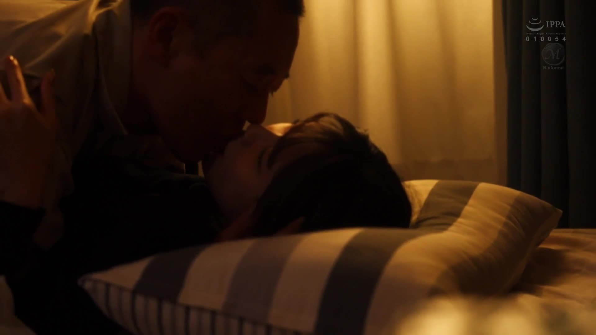 在一個被逃亡中的無敵中年男子藏匿的破舊公寓裡，充滿激烈卻又短暫的性交的罪深女囚的七天。一乃葵 - AV大平台 - 中文字幕，成人影片，AV，國產，線上看