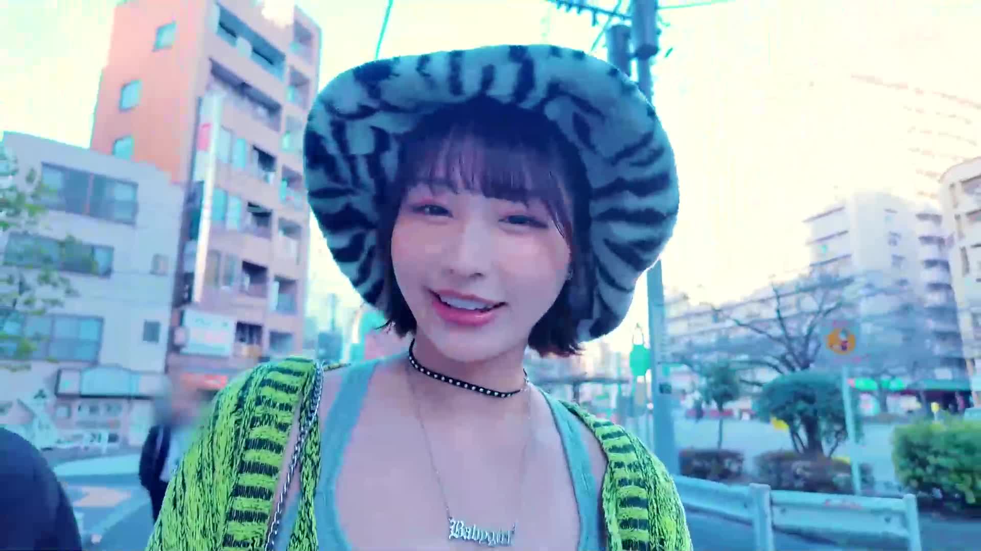 天使般甜美的臉龐下，想像不到的豐滿臀部！一位令M男狂喜的殘酷痴女緊盯著他的反應，騷動著屁股肉，在釘擊騎乘位中擠乾他的精液！唯井真尋 - AV大平台 - 中文字幕，成人影片，AV，國產，線上看