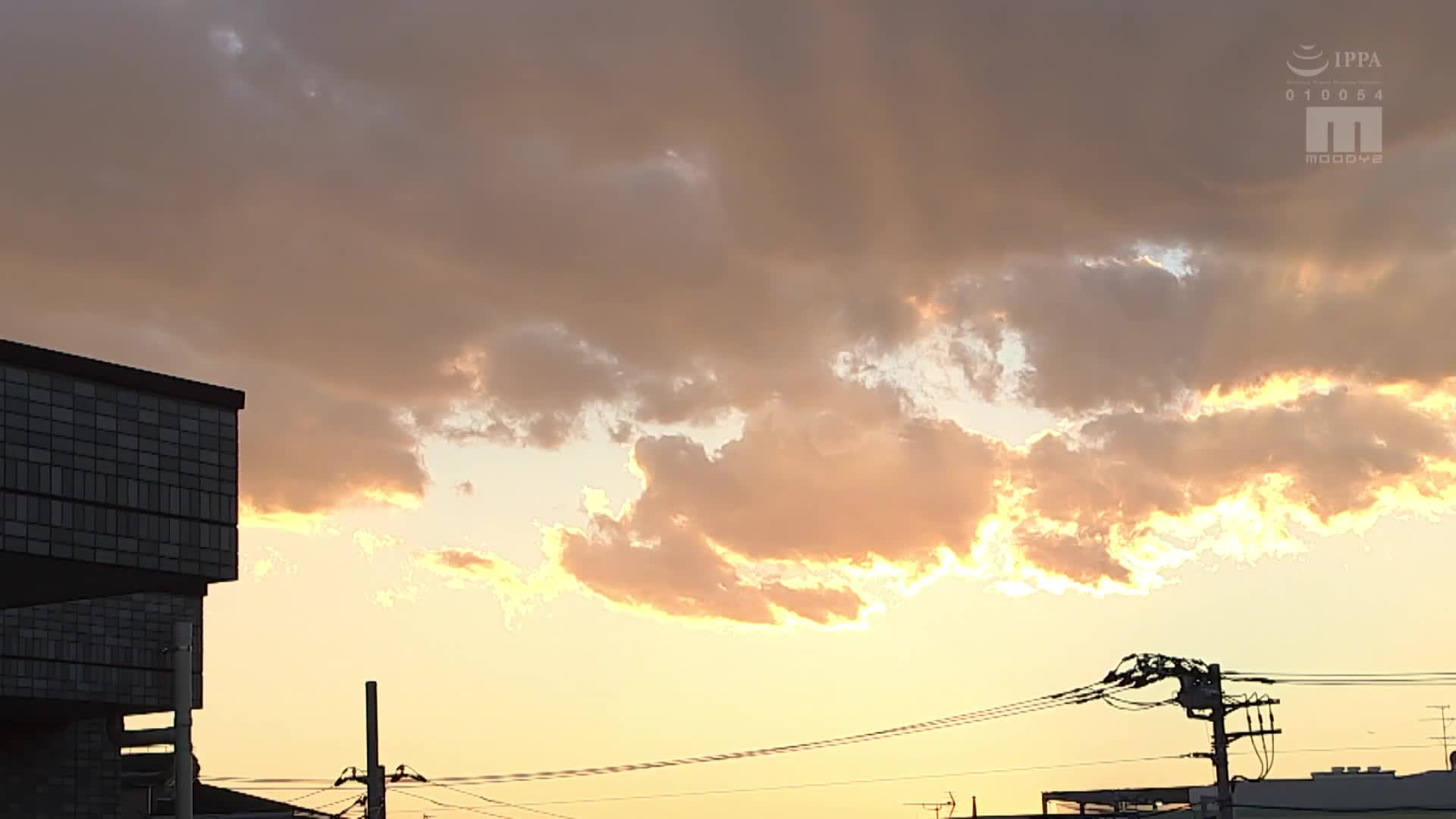 在父母不在的時候，幼稚園的朋友來訪，她說她第一次有男朋友了，問我能不能幫她練習一次性愛，只要一次而已。她拿出一個保險套，求我幫忙。本來只是說一次而已，但是被陽具的快感所吸引，我們不停地做愛，連續三天三夜，最後甚至沒有使用保險套。泉百華 - AV大平台 - 中文字幕，成人影片，AV，國產，線上看