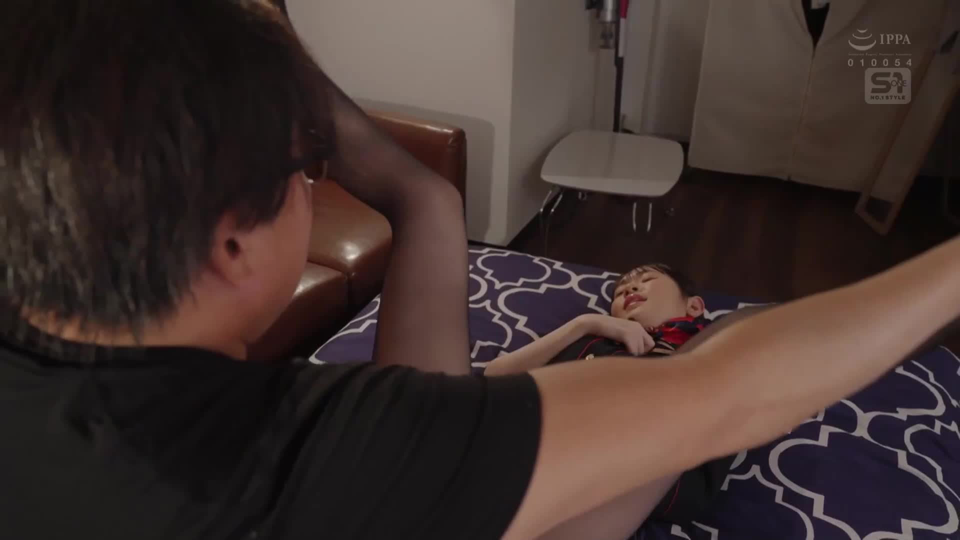 一位苗條的新人空姐被巨漢客人強姦後，心靈崩潰，變成肉便器後...陰道竟然適應了粗大的陽具，讓她不可思議地高潮不斷。白上咲花 - AV大平台 - 中文字幕，成人影片，AV，國產，線上看