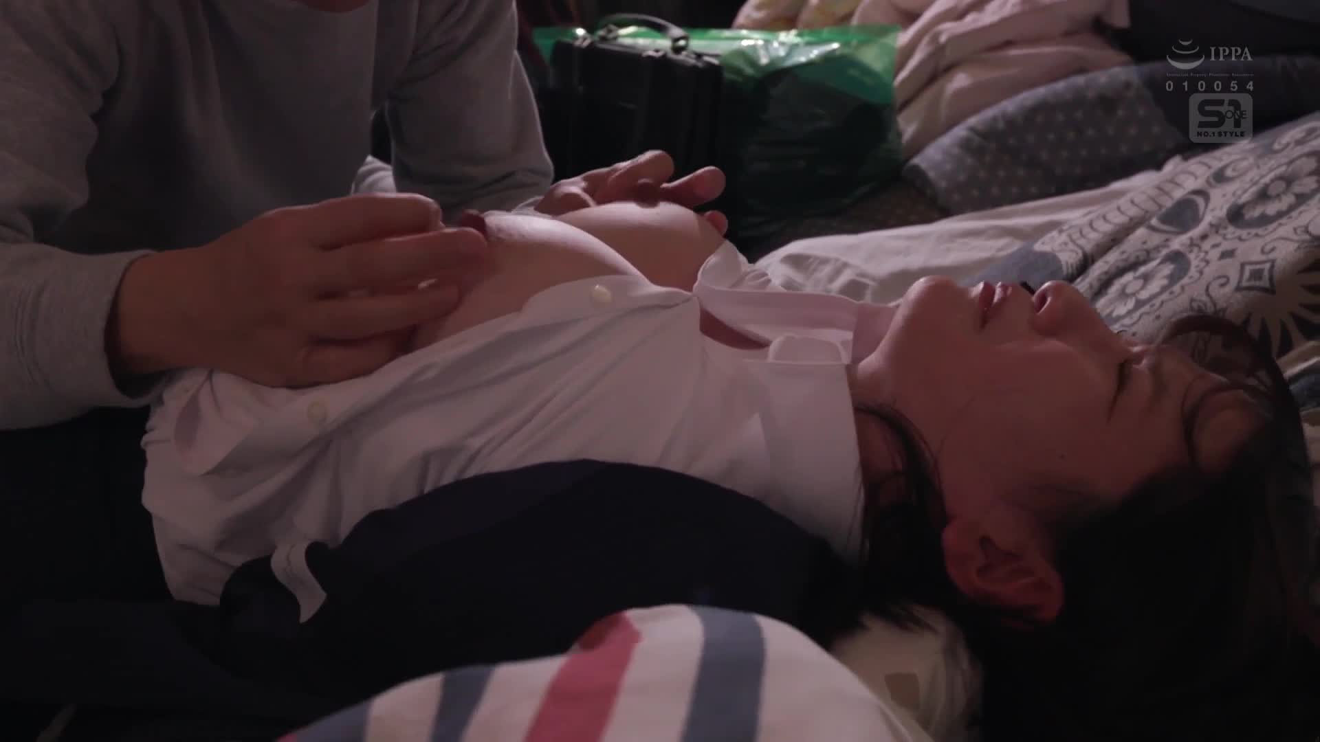 一位胸部豐滿的淫蕩不動產女郎來到了我的垃圾堆房子裡。鷲尾芽衣 - AV大平台 - 中文字幕，成人影片，AV，國產，線上看