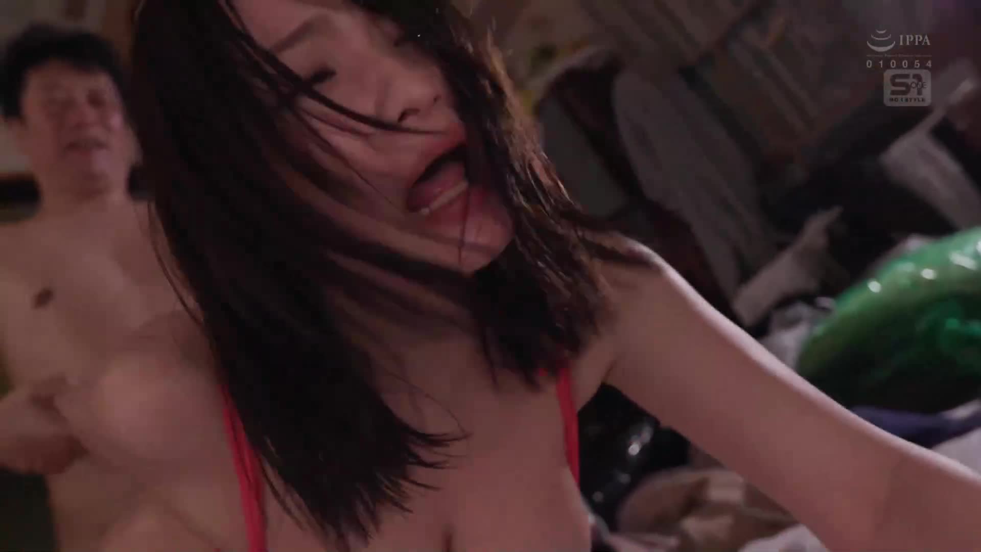 一位胸部豐滿的淫蕩不動產女郎來到了我的垃圾堆房子裡。鷲尾芽衣 - AV大平台 - 中文字幕，成人影片，AV，國產，線上看