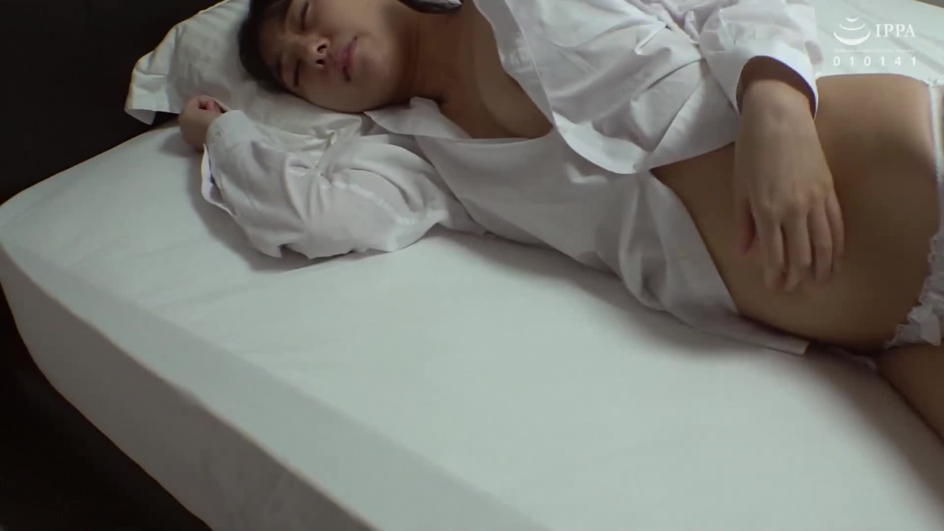 穿著男裝Y恤的女孩的情色主義 - AV大平台 - 中文字幕，成人影片，AV，國產，線上看