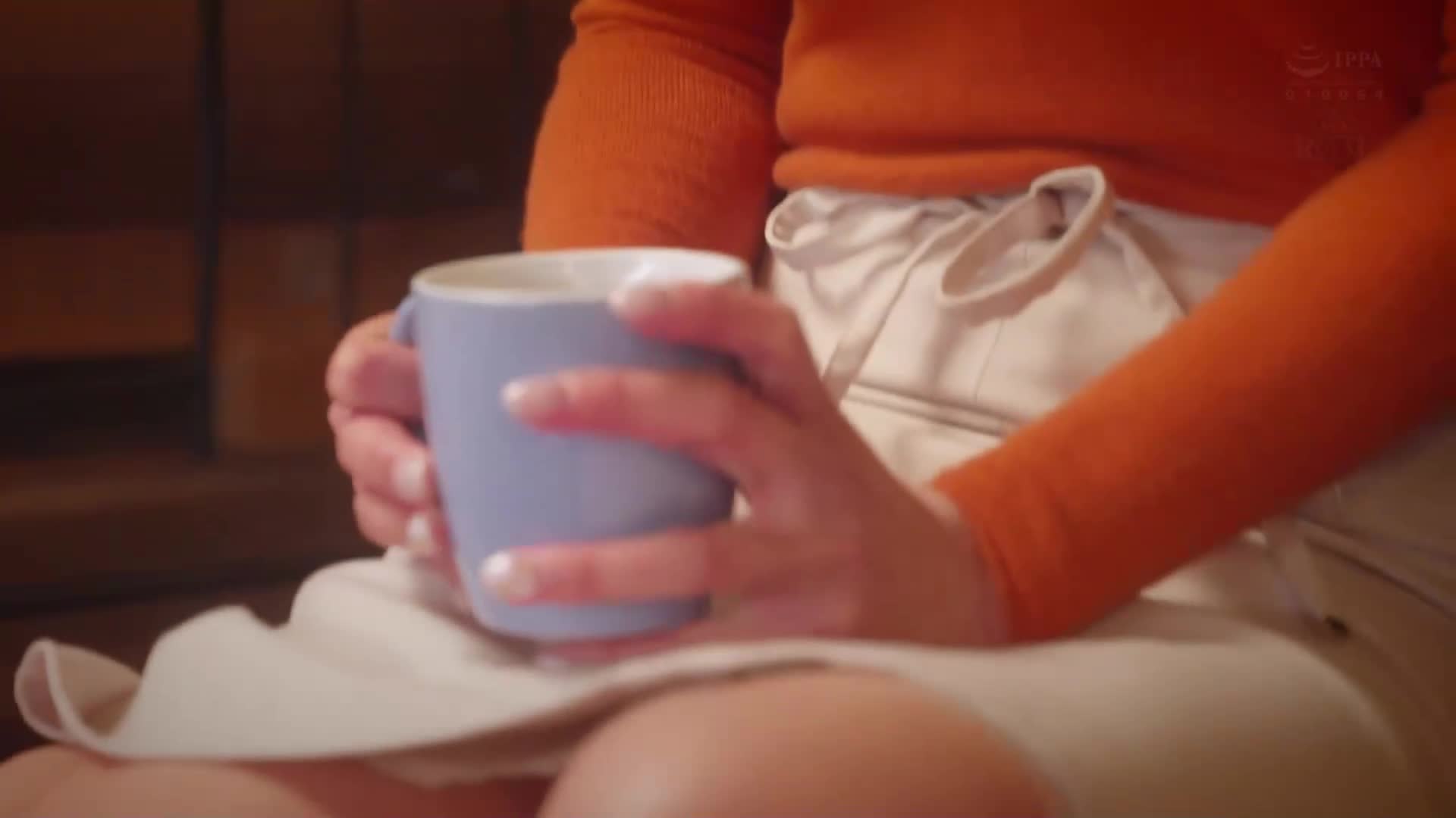 住在隔壁的身材纖細、胸部豐滿的單親媽媽，總是表現得很開朗，但卻帶著一絲寂寞的氣息。都月琉衣紗 - AV大平台 - 中文字幕，成人影片，AV，國產，線上看