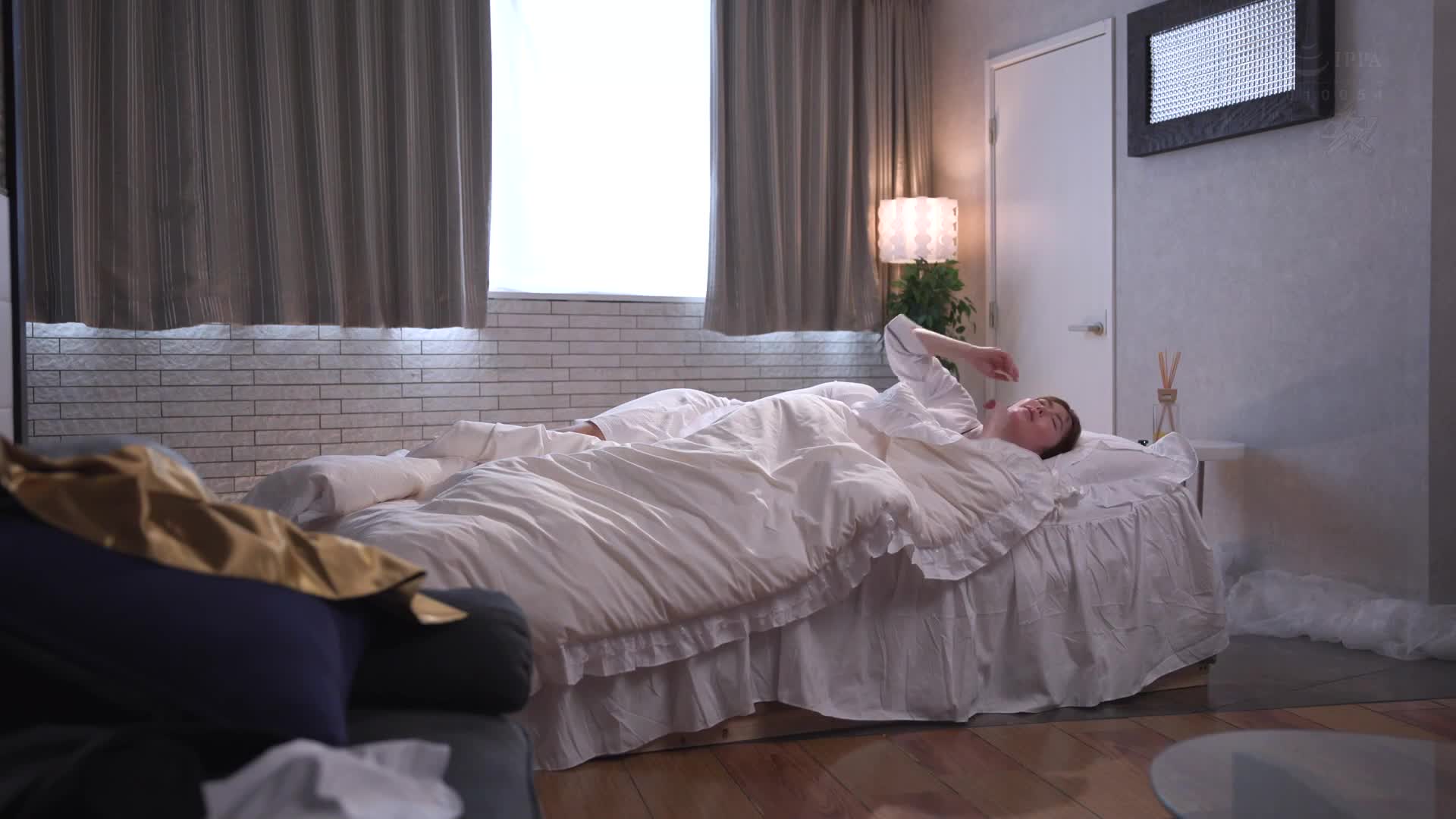 在出差期間中遇到集中豪雨，更糟糕的是在討厭的上司面前竟然喝醉了…突然被安排同房，一整夜都在濃厚的唾液和汗水中進行激烈的性交，互相貪婪地交織在一起。小栗操 - AV大平台 - 中文字幕，成人影片，AV，國產，線上看