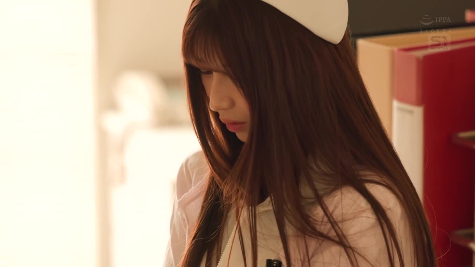 真面目的美麗護士在深夜被病人摸屁股，最後甚至伸手到私密部位，起初拒絕卻被迫忍受並被激情迷住。逐漸沉迷於淫蕩之中。七森莉莉 - AV大平台 - 中文字幕，成人影片，AV，國產，線上看