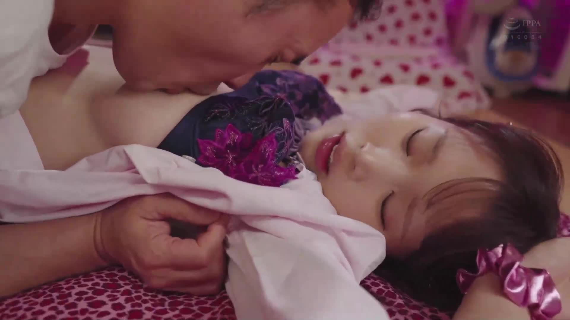 「大叔，讓我們來玩SM吧！」 輕鬆引誘鄰居的中年陽具，穿著T字褲吞入誘惑，服用媚藥進行性愛，連續三天三夜以肛門全裸擺動的獸交騎乘姿勢。新井里真 - AV大平台 - 中文字幕，成人影片，AV，國產，線上看