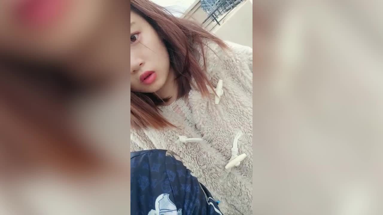 潮州戶外嫖妓達人小哥搭訕個很嫩的站街妹上樓頂冒著大風啪啪 - AV大平台 - 中文字幕，成人影片，AV，國產，線上看