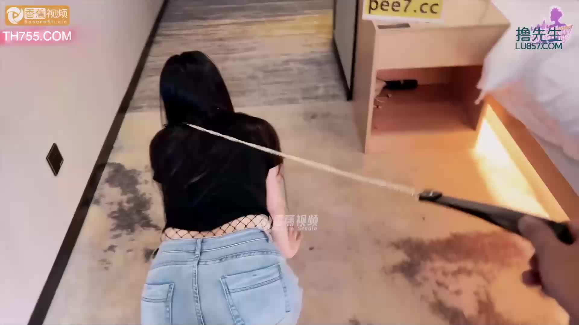 香蕉傳媒 牽著狗鏈子滿地爬，跪著給主人口爆吞精 - AV大平台 - 中文字幕，成人影片，AV，國產，線上看