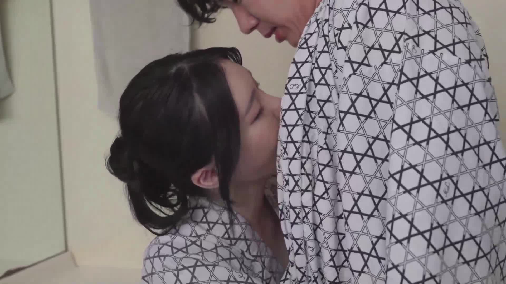 當我醒來時，看到後輩女同事穿著浴衣在房間裡！她平常總是嘴硬，但這次卻撒嬌過來了...。黑島玲衣 - AV大平台 - 中文字幕，成人影片，AV，國產，線上看