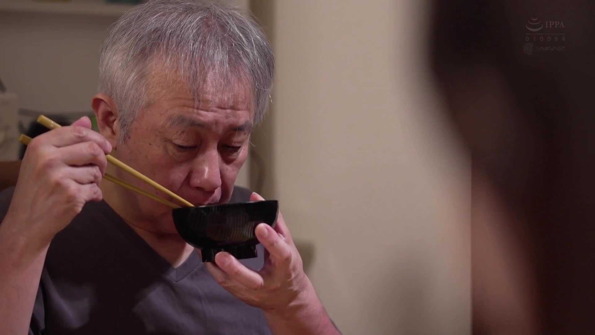 [AI解碼版]枯燥老頭愛好美乳女子，濃稠體液交纏狂戀，淫蕩種植同居21次 五日市芽依 - AV大平台 - 中文字幕，成人影片，AV，國產，線上看