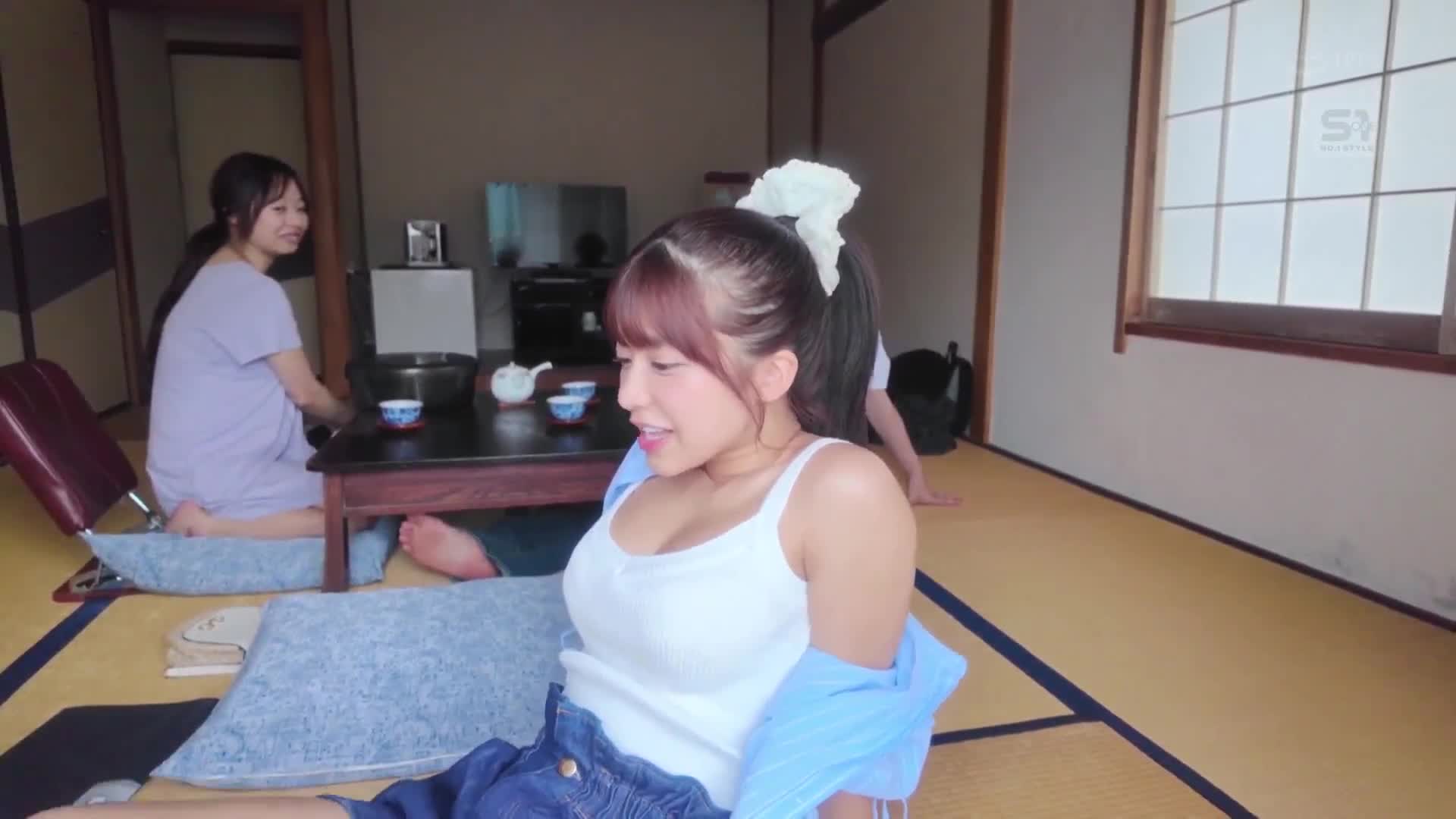 她和她妹妹一起去溫泉旅行，每次她妹妹獨處時都會依偎親密接觸，然後親吻要求，讓我難以抑制勃起，她開始吮吸，直到要爆發的雞巴以各種姿勢抽插，她就按照自己的意願大量射精，真令人尷尬。川越仁子 - AV大平台 - 中文字幕，成人影片，AV，國產，線上看