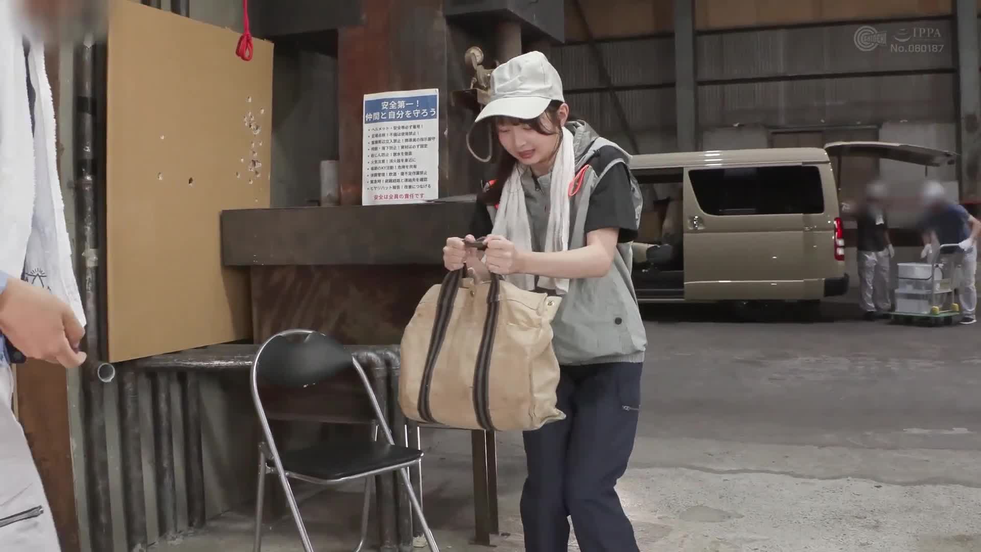 拒絶振動棒的女孩「實習生」不畏艱難，追尋在男性社會中成為拆解工的純樸學員 - AV大平台 - 中文字幕，成人影片，AV，國產，線上看