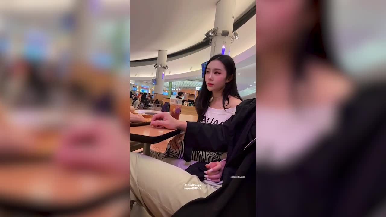 超美整活禦姐-汐夢瑤-在全是人的商場裡幫別人打飛機，期間一直有人經過，太刺激了，最後把精液射在雞蛋仔上再全部吃下去，色氣滿滿~ - AV大平台 - 中文字幕，成人影片，AV，國產，線上看