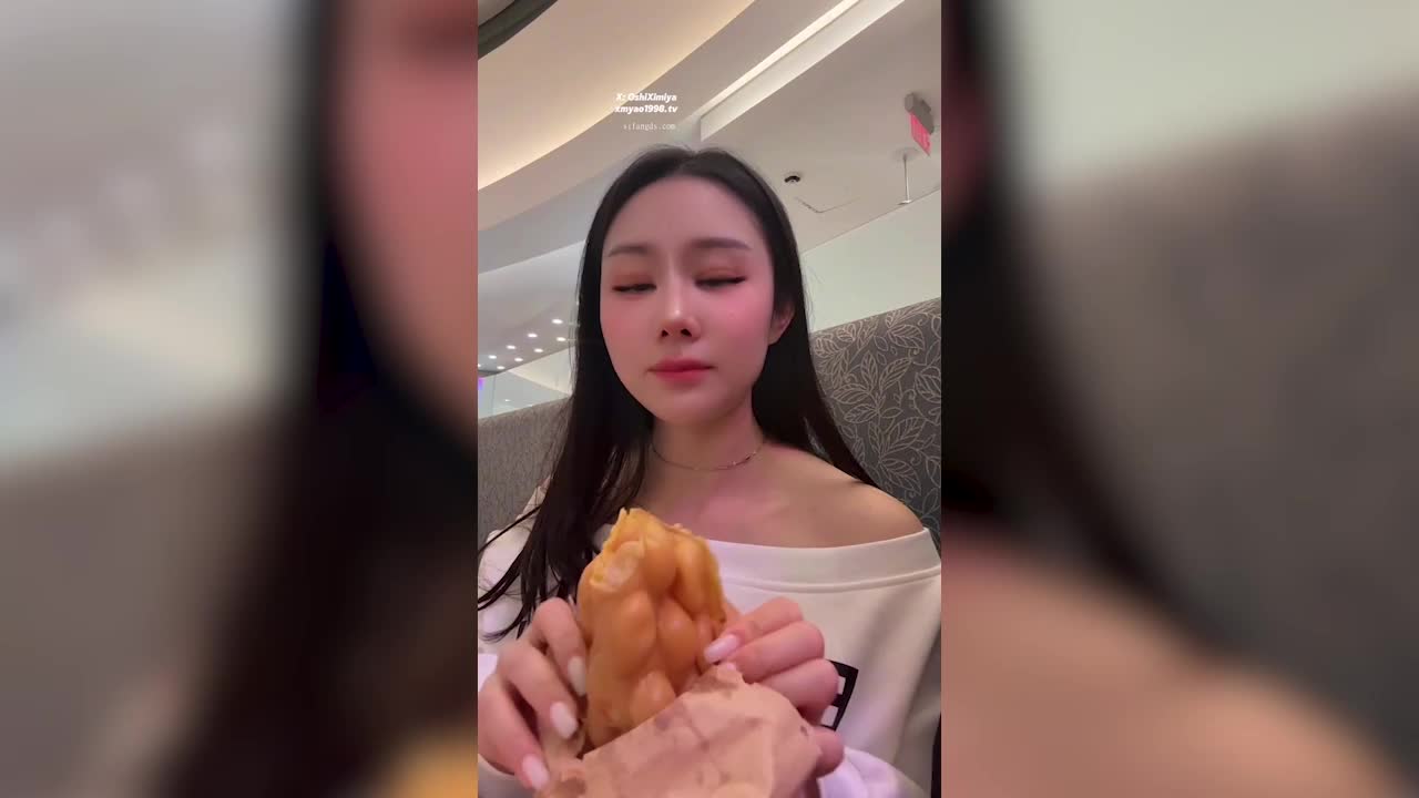 超美整活禦姐-汐夢瑤-在全是人的商場裡幫別人打飛機，期間一直有人經過，太刺激了，最後把精液射在雞蛋仔上再全部吃下去，色氣滿滿~ - AV大平台 - 中文字幕，成人影片，AV，國產，線上看