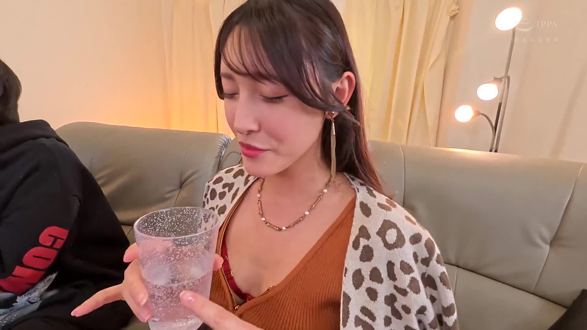 暗中觸角女優：森澤佳奈，暗中下藥讓她吸食後，試著做出混亂SEX - AV大平台 - 中文字幕，成人影片，AV，國產，線上看