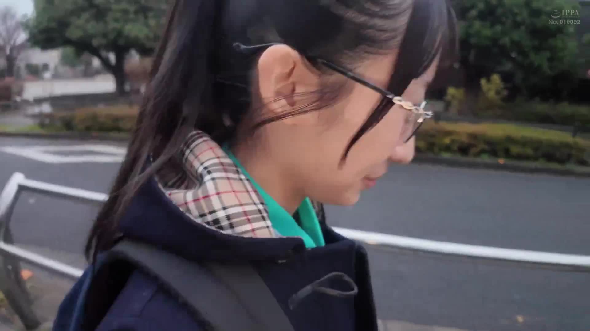 【变态愿望】被说看起来正经，但其实想要尝试异于常人的性爱…让满面红潮的知性眼镜女学生在喘息中被一群大叔们乱搞…性格超好，潜藏变态，汁水无双开花。 - AV大平台-中文字幕,成人影片,AV,国产,线上看