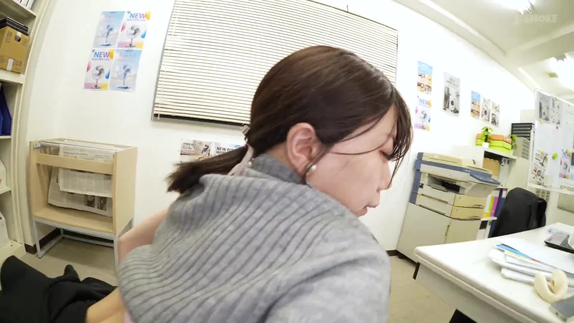 【吸淫邪恶】在加班时的办公室里，和猿类上司独处，被吸引调教着敏感阴蒂的新人无毛女下属OL日向由奈继续绝顶潮喷射到脚腿发抖发狂。 - AV大平台-中文字幕,成人影片,AV,国产,线上看