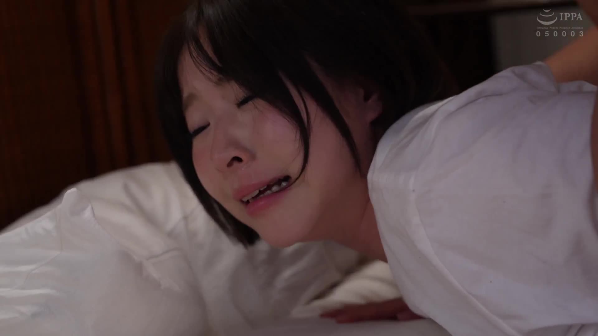 性侵犯者的父亲出狱回家了。十几年后的再次相遇。然而，父亲看到我过于男孩气的模样感到不安，于是将女人的欢乐刻在我的身体上。 沙月恵奈 - AV大平台-中文字幕,成人影片,AV,国产,线上看